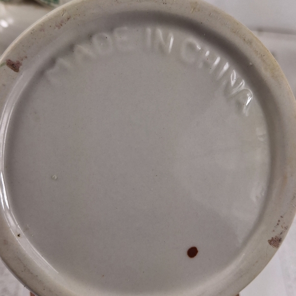 Handcrafted Ceramic Red Apples with Green Design Casserole Dishes with Lids - Picture 5 of 8